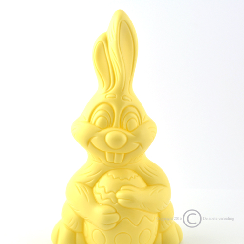 paashaas met ei witte chocolade