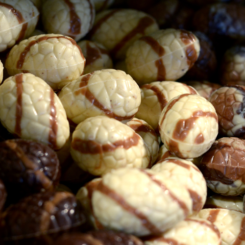 Chocolade paaseitjes in vrolijk paasdoosje