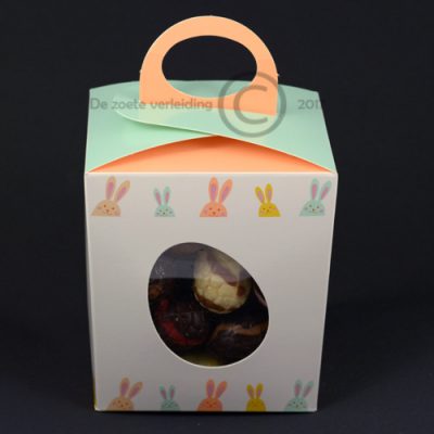 Chocolade paaseitjes in vrolijk paasdoosje