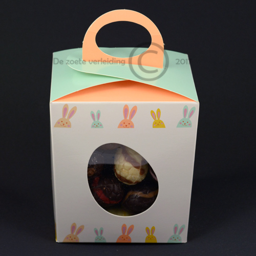 Chocolade paaseitjes in vrolijk paasdoosje