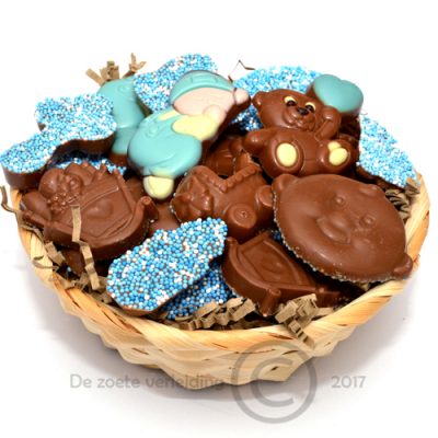 Geboorte chocolade blauw in mandje