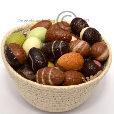 Luxe paaseitjes in mandje