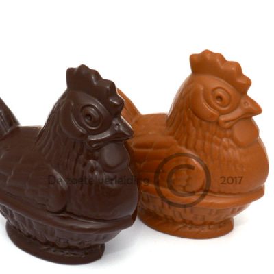 Chocolade paaskip op mandje
