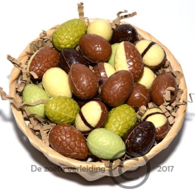 Massieve paaseitjes in mandje