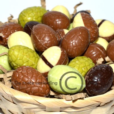 Massieve paaseitjes in mandje